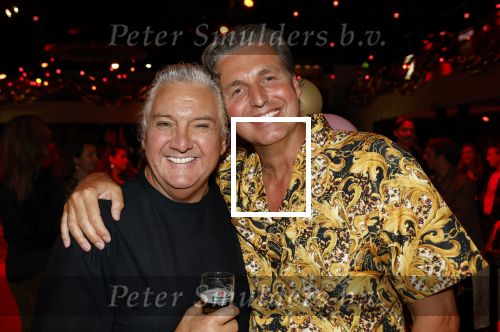 Amsterdam 1 juni 2025
Rene Froger krijgt na de laatste toppers in concert een koninklijke onderscheiding in de Johan Cruyff arena . De hele familike van Rene en Natasja is aanwezig . Natacha Danny Froger ( met vrouw) Didier Froger(met vriendin) en Maxim Froger (met vriendin) Ook Gerard Joling Jeroen v d Boom en Jan Smit waren natuurlijk aanwezig. Pieter v d Hoogenband met Rene Froger
