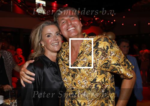 Amsterdam 1 juni 2025
Rene Froger krijgt na de laatste toppers in concert een koninklijke onderscheiding in de Johan Cruyff arena . De hele familike van Rene en Natasja is aanwezig . Natacha Danny Froger ( met vrouw) Didier Froger(met vriendin) en Maxim Froger (met vriendin) Ook Gerard Joling Jeroen v d Boom en Jan Smit waren natuurlijk aanwezig. Pieter v d Hoogenband met zijn vrouw Marie Jose