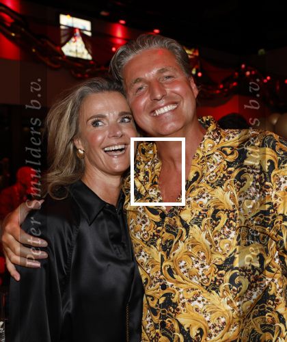 Amsterdam 1 juni 2025
Rene Froger krijgt na de laatste toppers in concert een koninklijke onderscheiding in de Johan Cruyff arena . De hele familike van Rene en Natasja is aanwezig . Natacha Danny Froger ( met vrouw) Didier Froger(met vriendin) en Maxim Froger (met vriendin) Ook Gerard Joling Jeroen v d Boom en Jan Smit waren natuurlijk aanwezig. Pieter v d Hoogenband met zijn vrouw Marie Jose
