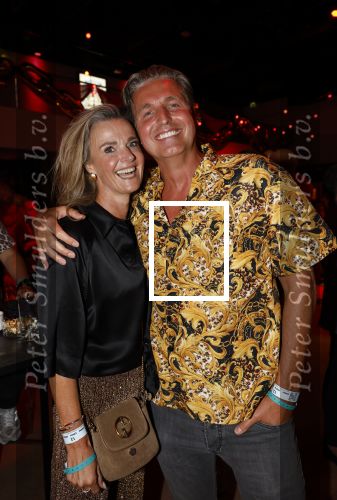 Amsterdam 1 juni 2025
Rene Froger krijgt na de laatste toppers in concert een koninklijke onderscheiding in de Johan Cruyff arena . De hele familike van Rene en Natasja is aanwezig . Natacha Danny Froger ( met vrouw) Didier Froger(met vriendin) en Maxim Froger (met vriendin) Ook Gerard Joling Jeroen v d Boom en Jan Smit waren natuurlijk aanwezig. Pieter v d Hoogenband met zijn vrouw Marie Jose