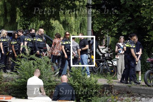 Amsterdam 19 juni 2025
Extinction Rebellion is een internationale, activistische beweging die zich verzet tegen klimaatverandering en het verlies van biodiversiteit. Ze hebben met boten twee bruggen op de grachten geblokkeerd . Meerdere rondvaartboten konden er niet door . Op die boten zaten oa Michael v Gerwen Won Yip irene v d Laar Martijn Koolhoven David Bijlsma en Carolien ter Linden . Er was veel politie aanwezig