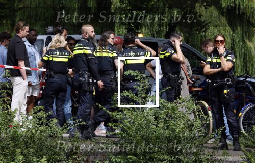 Amsterdam 19 juni 2025
Extinction Rebellion is een internationale, activistische beweging die zich verzet tegen klimaatverandering en het verlies van biodiversiteit. Ze hebben met boten twee bruggen op de grachten geblokkeerd . Meerdere rondvaartboten konden er niet door . Op die boten zaten oa Michael v Gerwen Won Yip irene v d Laar Martijn Koolhoven David Bijlsma en Carolien ter Linden . Er was veel politie aanwezig
