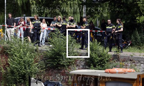 Amsterdam 19 juni 2025
Extinction Rebellion is een internationale, activistische beweging die zich verzet tegen klimaatverandering en het verlies van biodiversiteit. Ze hebben met boten twee bruggen op de grachten geblokkeerd . Meerdere rondvaartboten konden er niet door . Op die boten zaten oa Michael v Gerwen Won Yip irene v d Laar Martijn Koolhoven David Bijlsma en Carolien ter Linden . Er was veel politie aanwezig