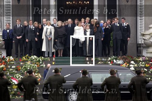 Soestdijk 5 december 2004
Prins Bernhard wordt vanaf  Paleis Soestdijk naar paleis Noordeinde gebracht. Prins Friso Mabel Wisse Smit Prins Jaime Prinses Carolina Prinses Margarita Prins Carlos Prinses Laurentien Prins Friso Prins Willem Alexander Amalia Prinses Maxima Prinses Juliana Prinses Annette Prins  Floris Prinses Marilene Prins Maurits en Prins Pieter Christiaan op bordes. Koningin Beatrix Prinses Irene Prinses Christina Prinses Margriet en Pieter v Vollenhoven
Peter Smulders bv