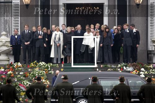 Soestdijk 5 december 2004
Prins Bernhard wordt vanaf  Paleis Soestdijk naar paleis Noordeinde gebracht. Prins Friso Mabel Wisse Smit Prins Jaime Prinses Carolina Prinses Margarita Prins Carlos Prinses Laurentien Prins Friso Prins Willem Alexander Amalia Prinses Maxima Prinses Juliana Prinses Annette Prins  Floris Prinses Marilene Prins Maurits en Prins Pieter Christiaan op bordes. Koningin Beatrix Prinses Irene Prinses Christina Prinses Margriet en Pieter v Vollenhoven
Peter Smulders bv