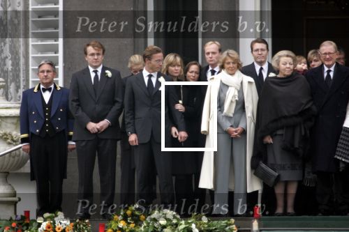 Soestdijk 5 december 2004
Prins Bernhard wordt vanaf  Paleis Soestdijk naar paleis Noordeinde gebracht. Prins Friso Mabel Wisse Smit Prins Jaime Prinses Carolina Prinses Margarita Prins Carlos Prinses Laurentien Prins Friso Prins Willem Alexander Amalia Prinses Maxima Prinses Juliana Prinses Annette Prins  Floris Prinses Marilene Prins Maurits en Prins Pieter Christiaan op bordes. Koningin Beatrix Prinses Irene Prinses Christina Prinses Margriet en Pieter v Vollenhoven
Peter Smulders bv