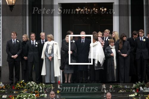 Soestdijk 5 december 2004
Prins Bernhard wordt vanaf  Paleis Soestdijk naar paleis Noordeinde gebracht. Prins Friso Mabel Wisse Smit Prins Jaime Prinses Carolina Prinses Margarita Prins Carlos Prinses Laurentien Prins Friso Prins Willem Alexander Amalia Prinses Maxima Prinses Juliana Prinses Annette Prins  Floris Prinses Marilene Prins Maurits en Prins Pieter Christiaan op bordes. Koningin Beatrix Prinses Irene Prinses Christina Prinses Margriet en Pieter v Vollenhoven
Peter Smulders bv