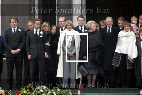Soestdijk 5 december 2004
Prins Bernhard wordt vanaf  Paleis Soestdijk naar paleis Noordeinde gebracht. Prins Friso Mabel Wisse Smit Prins Jaime Prinses Carolina Prinses Margarita Prins Carlos Prinses Laurentien Prins Friso Prins Willem Alexander Amalia Prinses Maxima Prinses Juliana Prinses Annette Prins  Floris Prinses Marilene Prins Maurits en Prins Pieter Christiaan op bordes. Koningin Beatrix Prinses Irene Prinses Christina Prinses Margriet en Pieter v Vollenhoven
Peter Smulders bv