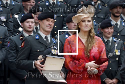 Amersfoort 18 juni 2023
Koning Willem Alexander en Prinses Amalia aanwezig bij de nieuwe standaard die overhandigt zal worden aan het Regiment Huzaren Prinses Catharina-Amalia op de Prins Bernhardkazerne. Het is de eerste keer nadat Prinses Amalia haar arm gebroken heeft na val van het paard .