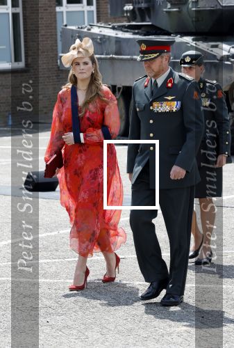 Amersfoort 18 juni 2023
Koning Willem Alexander en Prinses Amalia aanwezig bij de nieuwe standaard die overhandigt zal worden aan het Regiment Huzaren Prinses Catharina-Amalia op de Prins Bernhardkazerne. Het is de eerste keer nadat Prinses Amalia haar arm gebroken heeft na val van het paard .