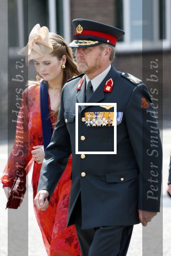 Amersfoort 18 juni 2023
Koning Willem Alexander en Prinses Amalia aanwezig bij de nieuwe standaard die overhandigt zal worden aan het Regiment Huzaren Prinses Catharina-Amalia op de Prins Bernhardkazerne. Het is de eerste keer nadat Prinses Amalia haar arm gebroken heeft na val van het paard .