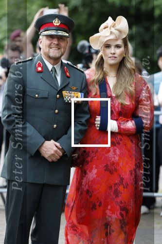 Amersfoort 18 juni 2023
Koning Willem Alexander en Prinses Amalia aanwezig bij de nieuwe standaard die overhandigt zal worden aan het Regiment Huzaren Prinses Catharina-Amalia op de Prins Bernhardkazerne. Het is de eerste keer nadat Prinses Amalia haar arm gebroken heeft na val van het paard .