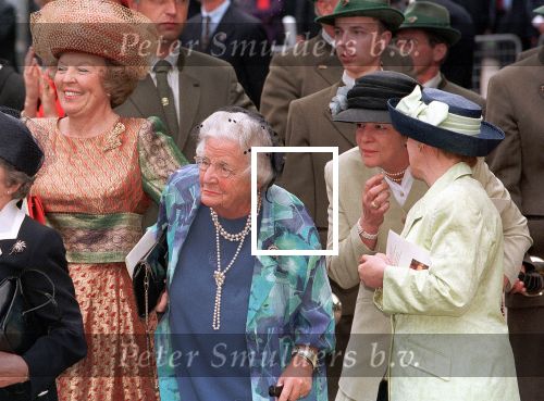 Prinses Juliana met haar verzorgster en Koningin Beatrix


PETER SMULDERS BV