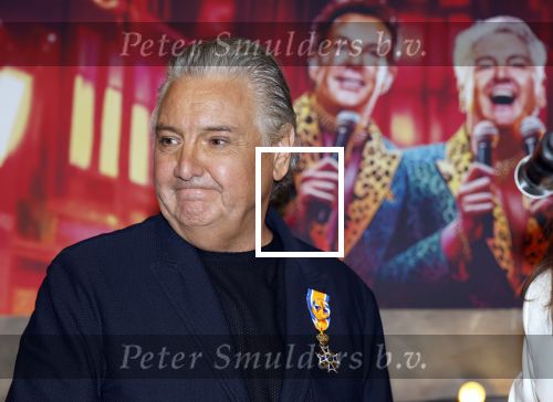 Amsterdam 1 juni 2025
Rene Froger krijgt na de laatste toppers in concert een koninklijke onderscheiding in de Johan Cruyff arena . De hele familike van Rene en Natasja is aanwezig . Natacha Danny Froger ( met vrouw) Didier Froger(met vriendin) en Maxim Froger (met vriendin) Ook Gerard Joling Jeroen v d Boom en Jan Smit waren natuurlijk aanwezig.