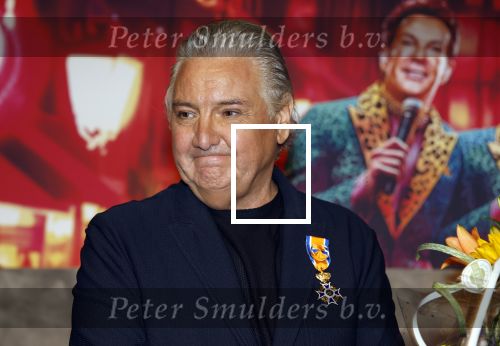 Amsterdam 1 juni 2025
Rene Froger krijgt na de laatste toppers in concert een koninklijke onderscheiding in de Johan Cruyff arena . De hele familike van Rene en Natasja is aanwezig . Natacha Danny Froger ( met vrouw) Didier Froger(met vriendin) en Maxim Froger (met vriendin) Ook Gerard Joling Jeroen v d Boom en Jan Smit waren natuurlijk aanwezig.