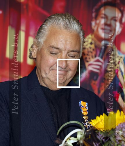 Amsterdam 1 juni 2025
Rene Froger krijgt na de laatste toppers in concert een koninklijke onderscheiding in de Johan Cruyff arena . De hele familike van Rene en Natasja is aanwezig . Natacha Danny Froger ( met vrouw) Didier Froger(met vriendin) en Maxim Froger (met vriendin) Ook Gerard Joling Jeroen v d Boom en Jan Smit waren natuurlijk aanwezig.