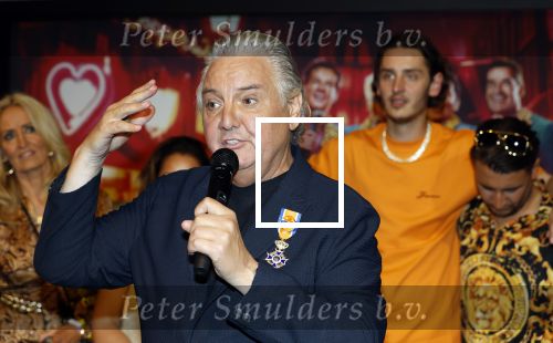Amsterdam 1 juni 2025
Rene Froger krijgt na de laatste toppers in concert een koninklijke onderscheiding in de Johan Cruyff arena . De hele familike van Rene en Natasja is aanwezig . Natacha Danny Froger ( met vrouw) Didier Froger(met vriendin) en Maxim Froger (met vriendin) Ook Gerard Joling Jeroen v d Boom en Jan Smit waren natuurlijk aanwezig.