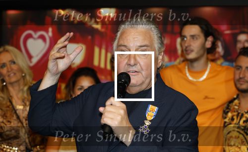 Amsterdam 1 juni 2025
Rene Froger krijgt na de laatste toppers in concert een koninklijke onderscheiding in de Johan Cruyff arena . De hele familike van Rene en Natasja is aanwezig . Natacha Danny Froger ( met vrouw) Didier Froger(met vriendin) en Maxim Froger (met vriendin) Ook Gerard Joling Jeroen v d Boom en Jan Smit waren natuurlijk aanwezig.