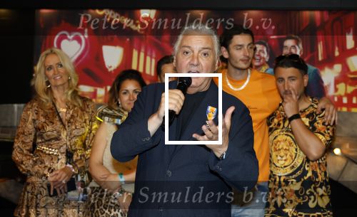 Amsterdam 1 juni 2025
Rene Froger krijgt na de laatste toppers in concert een koninklijke onderscheiding in de Johan Cruyff arena . De hele familike van Rene en Natasja is aanwezig . Natacha Danny Froger ( met vrouw) Didier Froger(met vriendin) en Maxim Froger (met vriendin) Ook Gerard Joling Jeroen v d Boom en Jan Smit waren natuurlijk aanwezig.