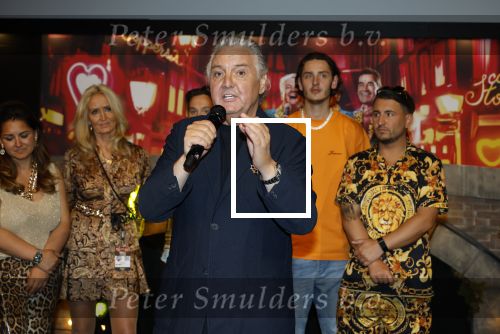 Amsterdam 1 juni 2025
Rene Froger krijgt na de laatste toppers in concert een koninklijke onderscheiding in de Johan Cruyff arena . De hele familike van Rene en Natasja is aanwezig . Natacha Danny Froger ( met vrouw) Didier Froger(met vriendin) en Maxim Froger (met vriendin) Ook Gerard Joling Jeroen v d Boom en Jan Smit waren natuurlijk aanwezig.