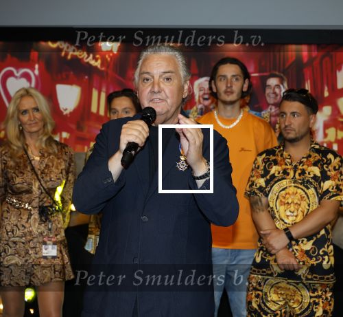 Amsterdam 1 juni 2025
Rene Froger krijgt na de laatste toppers in concert een koninklijke onderscheiding in de Johan Cruyff arena . De hele familike van Rene en Natasja is aanwezig . Natacha Danny Froger ( met vrouw) Didier Froger(met vriendin) en Maxim Froger (met vriendin) Ook Gerard Joling Jeroen v d Boom en Jan Smit waren natuurlijk aanwezig.