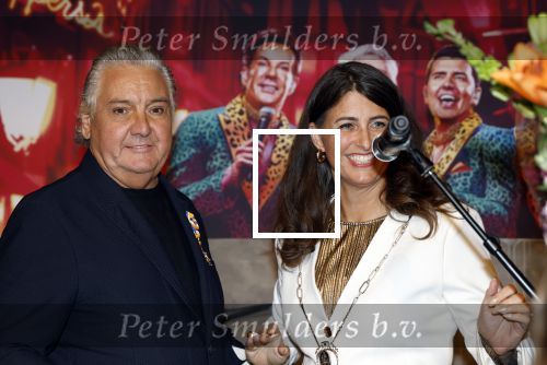 Amsterdam 1 juni 2025
Rene Froger krijgt na de laatste toppers in concert een koninklijke onderscheiding in de Johan Cruyff arena . De hele familike van Rene en Natasja is aanwezig . Natacha Danny Froger ( met vrouw) Didier Froger(met vriendin) en Maxim Froger (met vriendin) Ook Gerard Joling Jeroen v d Boom en Jan Smit waren natuurlijk aanwezig. Rene Froger krijgt koninklijke onderscheiding van burgemeester Barbara de Reijke  (Blaricum ) opgespeld. OOk de commisaris v de koningin Arthur v Dijk was aanwezig
