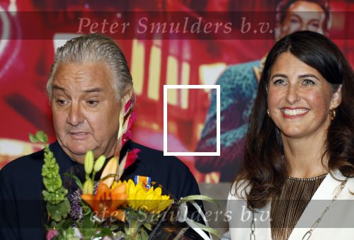 Amsterdam 1 juni 2025
Rene Froger krijgt na de laatste toppers in concert een koninklijke onderscheiding in de Johan Cruyff arena . De hele familike van Rene en Natasja is aanwezig . Natacha Danny Froger ( met vrouw) Didier Froger(met vriendin) en Maxim Froger (met vriendin) Ook Gerard Joling Jeroen v d Boom en Jan Smit waren natuurlijk aanwezig. Rene Froger krijgt koninklijke onderscheiding van burgemeester Barbara de Reijke  (Blaricum ) opgespeld. OOk de commisaris v de koningin Arthur v Dijk was aanwezig