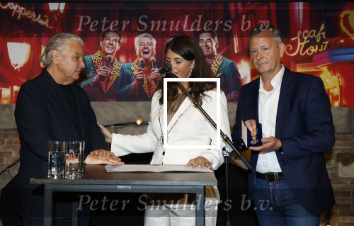 Amsterdam 1 juni 2025
Rene Froger krijgt na de laatste toppers in concert een koninklijke onderscheiding in de Johan Cruyff arena . De hele familike van Rene en Natasja is aanwezig . Natacha Danny Froger ( met vrouw) Didier Froger(met vriendin) en Maxim Froger (met vriendin) Ook Gerard Joling Jeroen v d Boom en Jan Smit waren natuurlijk aanwezig. Rene Froger krijgt koninklijke onderscheiding van burgemeester Barbara de Reijke  (Blaricum ) opgespeld. OOk de commisaris v de koningin Arthur v Dijk was aanwezig
