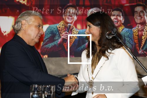 Amsterdam 1 juni 2025
Rene Froger krijgt na de laatste toppers in concert een koninklijke onderscheiding in de Johan Cruyff arena . De hele familike van Rene en Natasja is aanwezig . Natacha Danny Froger ( met vrouw) Didier Froger(met vriendin) en Maxim Froger (met vriendin) Ook Gerard Joling Jeroen v d Boom en Jan Smit waren natuurlijk aanwezig. Rene Froger krijgt koninklijke onderscheiding van burgemeester Barbara de Reijke  (Blaricum ) opgespeld. OOk de commisaris v de koningin Arthur v Dijk was aanwezig