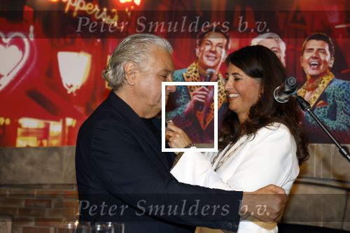 Amsterdam 1 juni 2025
Rene Froger krijgt na de laatste toppers in concert een koninklijke onderscheiding in de Johan Cruyff arena . De hele familike van Rene en Natasja is aanwezig . Natacha Danny Froger ( met vrouw) Didier Froger(met vriendin) en Maxim Froger (met vriendin) Ook Gerard Joling Jeroen v d Boom en Jan Smit waren natuurlijk aanwezig. Rene Froger krijgt koninklijke onderscheiding van burgemeester Barbara de Reijke  (Blaricum ) opgespeld. OOk de commisaris v de koningin Arthur v Dijk was aanwezig