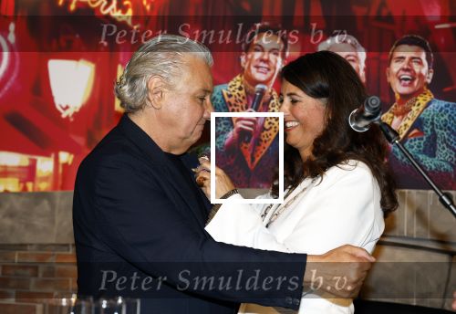 Amsterdam 1 juni 2025
Rene Froger krijgt na de laatste toppers in concert een koninklijke onderscheiding in de Johan Cruyff arena . De hele familike van Rene en Natasja is aanwezig . Natacha Danny Froger ( met vrouw) Didier Froger(met vriendin) en Maxim Froger (met vriendin) Ook Gerard Joling Jeroen v d Boom en Jan Smit waren natuurlijk aanwezig. Rene Froger krijgt koninklijke onderscheiding van burgemeester Barbara de Reijke  (Blaricum ) opgespeld. OOk de commisaris v de koningin Arthur v Dijk was aanwezig