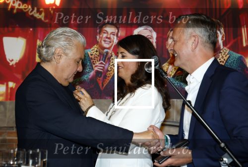 Amsterdam 1 juni 2025
Rene Froger krijgt na de laatste toppers in concert een koninklijke onderscheiding in de Johan Cruyff arena . De hele familike van Rene en Natasja is aanwezig . Natacha Danny Froger ( met vrouw) Didier Froger(met vriendin) en Maxim Froger (met vriendin) Ook Gerard Joling Jeroen v d Boom en Jan Smit waren natuurlijk aanwezig. Rene Froger krijgt koninklijke onderscheiding van burgemeester Barbara de Reijke  (Blaricum ) opgespeld. OOk de commisaris v de koningin Arthur v Dijk was aanwezig