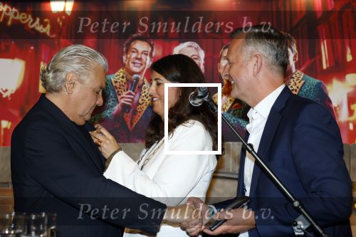 Amsterdam 1 juni 2025
Rene Froger krijgt na de laatste toppers in concert een koninklijke onderscheiding in de Johan Cruyff arena . De hele familike van Rene en Natasja is aanwezig . Natacha Danny Froger ( met vrouw) Didier Froger(met vriendin) en Maxim Froger (met vriendin) Ook Gerard Joling Jeroen v d Boom en Jan Smit waren natuurlijk aanwezig. Rene Froger krijgt koninklijke onderscheiding van burgemeester Barbara de Reijke  (Blaricum ) opgespeld. OOk de commisaris v de koningin Arthur v Dijk was aanwezig