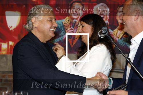 Amsterdam 1 juni 2025
Rene Froger krijgt na de laatste toppers in concert een koninklijke onderscheiding in de Johan Cruyff arena . De hele familike van Rene en Natasja is aanwezig . Natacha Danny Froger ( met vrouw) Didier Froger(met vriendin) en Maxim Froger (met vriendin) Ook Gerard Joling Jeroen v d Boom en Jan Smit waren natuurlijk aanwezig. Rene Froger krijgt koninklijke onderscheiding van burgemeester Barbara de Reijke  (Blaricum ) opgespeld. OOk de commisaris v de koningin Arthur v Dijk was aanwezig