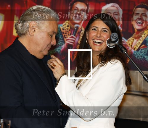 Amsterdam 1 juni 2025
Rene Froger krijgt na de laatste toppers in concert een koninklijke onderscheiding in de Johan Cruyff arena . De hele familike van Rene en Natasja is aanwezig . Natacha Danny Froger ( met vrouw) Didier Froger(met vriendin) en Maxim Froger (met vriendin) Ook Gerard Joling Jeroen v d Boom en Jan Smit waren natuurlijk aanwezig. Rene Froger krijgt koninklijke onderscheiding van burgemeester Barbara de Reijke  (Blaricum ) opgespeld. OOk de commisaris v de koningin Arthur v Dijk was aanwezig