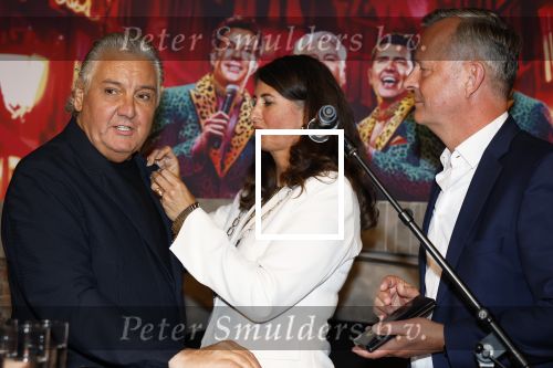 Amsterdam 1 juni 2025
Rene Froger krijgt na de laatste toppers in concert een koninklijke onderscheiding in de Johan Cruyff arena . De hele familike van Rene en Natasja is aanwezig . Natacha Danny Froger ( met vrouw) Didier Froger(met vriendin) en Maxim Froger (met vriendin) Ook Gerard Joling Jeroen v d Boom en Jan Smit waren natuurlijk aanwezig. Rene Froger krijgt koninklijke onderscheiding van burgemeester Barbara de Reijke  (Blaricum ) opgespeld. OOk de commisaris v de koningin Arthur v Dijk was aanwezig