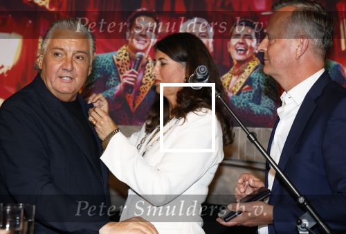 Amsterdam 1 juni 2025
Rene Froger krijgt na de laatste toppers in concert een koninklijke onderscheiding in de Johan Cruyff arena . De hele familike van Rene en Natasja is aanwezig . Natacha Danny Froger ( met vrouw) Didier Froger(met vriendin) en Maxim Froger (met vriendin) Ook Gerard Joling Jeroen v d Boom en Jan Smit waren natuurlijk aanwezig. Rene Froger krijgt koninklijke onderscheiding van burgemeester Barbara de Reijke  (Blaricum ) opgespeld. OOk de commisaris v de koningin Arthur v Dijk was aanwezig