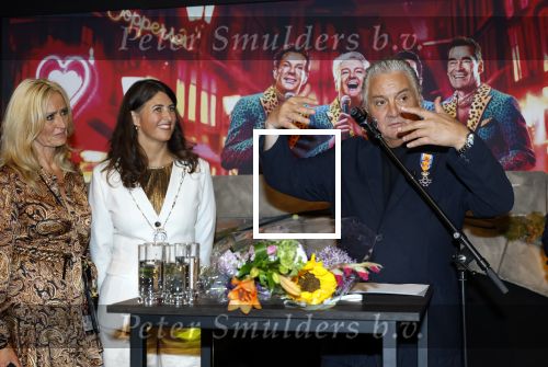 Amsterdam 1 juni 2025
Rene Froger krijgt na de laatste toppers in concert een koninklijke onderscheiding in de Johan Cruyff arena . De hele familike van Rene en Natasja is aanwezig . Natacha Danny Froger ( met vrouw) Didier Froger(met vriendin) en Maxim Froger (met vriendin) Ook Gerard Joling Jeroen v d Boom en Jan Smit waren natuurlijk aanwezig. Rene Froger krijgt koninklijke onderscheiding van burgemeester Barbara de Reijke  (Blaricum ) opgespeld. OOk de commisaris v de koningin Arthur v Dijk was aanwezig