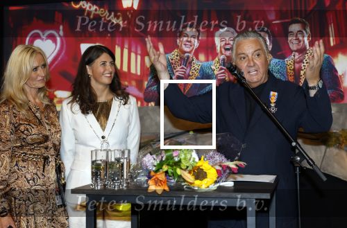 Amsterdam 1 juni 2025
Rene Froger krijgt na de laatste toppers in concert een koninklijke onderscheiding in de Johan Cruyff arena . De hele familike van Rene en Natasja is aanwezig . Natacha Danny Froger ( met vrouw) Didier Froger(met vriendin) en Maxim Froger (met vriendin) Ook Gerard Joling Jeroen v d Boom en Jan Smit waren natuurlijk aanwezig. Rene Froger krijgt koninklijke onderscheiding van burgemeester Barbara de Reijke  (Blaricum ) opgespeld. OOk de commisaris v de koningin Arthur v Dijk was aanwezig