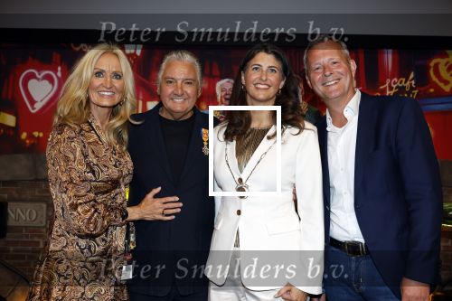 Amsterdam 1 juni 2025
Rene Froger krijgt na de laatste toppers in concert een koninklijke onderscheiding in de Johan Cruyff arena . De hele familike van Rene en Natasja is aanwezig . Natacha Danny Froger ( met vrouw) Didier Froger(met vriendin) en Maxim Froger (met vriendin) Ook Gerard Joling Jeroen v d Boom en Jan Smit waren natuurlijk aanwezig. Rene Froger krijgt koninklijke onderscheiding van burgemeester Barbara de Reijke  (Blaricum ) opgespeld. OOk de commisaris v de koningin Arthur v Dijk was aanwezig