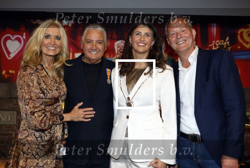 Amsterdam 1 juni 2025
Rene Froger krijgt na de laatste toppers in concert een koninklijke onderscheiding in de Johan Cruyff arena . De hele familike van Rene en Natasja is aanwezig . Natacha Danny Froger ( met vrouw) Didier Froger(met vriendin) en Maxim Froger (met vriendin) Ook Gerard Joling Jeroen v d Boom en Jan Smit waren natuurlijk aanwezig. Rene Froger krijgt koninklijke onderscheiding van burgemeester Barbara de Reijke  (Blaricum ) opgespeld. OOk de commisaris v de koningin Arthur v Dijk was aanwezig