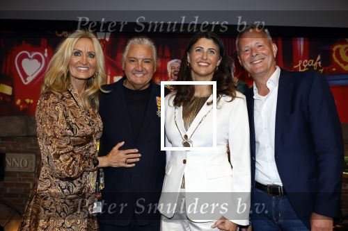 Amsterdam 1 juni 2025
Rene Froger krijgt na de laatste toppers in concert een koninklijke onderscheiding in de Johan Cruyff arena . De hele familike van Rene en Natasja is aanwezig . Natacha Danny Froger ( met vrouw) Didier Froger(met vriendin) en Maxim Froger (met vriendin) Ook Gerard Joling Jeroen v d Boom en Jan Smit waren natuurlijk aanwezig. Rene Froger krijgt koninklijke onderscheiding van burgemeester Barbara de Reijke  (Blaricum ) opgespeld. OOk de commisaris v de koningin Arthur v Dijk was aanwezig