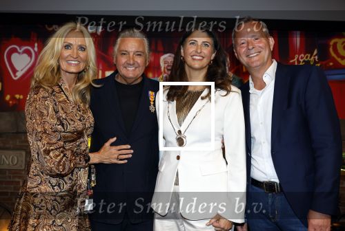 Amsterdam 1 juni 2025
Rene Froger krijgt na de laatste toppers in concert een koninklijke onderscheiding in de Johan Cruyff arena . De hele familike van Rene en Natasja is aanwezig . Natacha Danny Froger ( met vrouw) Didier Froger(met vriendin) en Maxim Froger (met vriendin) Ook Gerard Joling Jeroen v d Boom en Jan Smit waren natuurlijk aanwezig. Rene Froger krijgt koninklijke onderscheiding van burgemeester Barbara de Reijke  (Blaricum ) opgespeld. OOk de commisaris v de koningin Arthur v Dijk was aanwezig