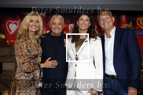 Amsterdam 1 juni 2025
Rene Froger krijgt na de laatste toppers in concert een koninklijke onderscheiding in de Johan Cruyff arena . De hele familike van Rene en Natasja is aanwezig . Natacha Danny Froger ( met vrouw) Didier Froger(met vriendin) en Maxim Froger (met vriendin) Ook Gerard Joling Jeroen v d Boom en Jan Smit waren natuurlijk aanwezig. Rene Froger krijgt koninklijke onderscheiding van burgemeester Barbara de Reijke  (Blaricum ) opgespeld. OOk de commisaris v de koningin Arthur v Dijk was aanwezig