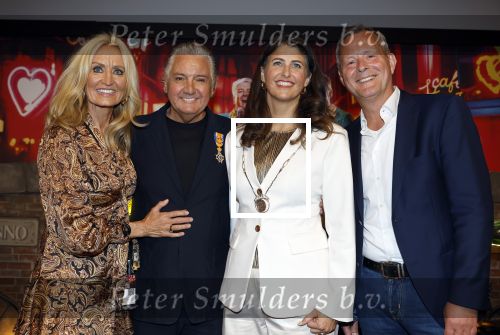 Amsterdam 1 juni 2025
Rene Froger krijgt na de laatste toppers in concert een koninklijke onderscheiding in de Johan Cruyff arena . De hele familike van Rene en Natasja is aanwezig . Natacha Danny Froger ( met vrouw) Didier Froger(met vriendin) en Maxim Froger (met vriendin) Ook Gerard Joling Jeroen v d Boom en Jan Smit waren natuurlijk aanwezig. Rene Froger krijgt koninklijke onderscheiding van burgemeester Barbara de Reijke  (Blaricum ) opgespeld. OOk de commisaris v de koningin Arthur v Dijk was aanwezig