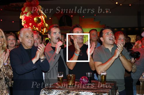 Amsterdam 1 juni 2025
Rene Froger krijgt na de laatste toppers in concert een koninklijke onderscheiding in de Johan Cruyff arena . Ook de andere toopers Jan Smit Gerard Joling en Jeroen v d Boom waren natuurlijk aanwezig.