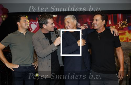 Amsterdam 1 juni 2025
Rene Froger krijgt na de laatste toppers in concert een koninklijke onderscheiding in de Johan Cruyff arena . De hele familike van Rene en Natasja is aanwezig . Natacha Danny Froger ( met vrouw) Didier Froger(met vriendin) en Maxim Froger (met vriendin) Ook Gerard Joling Jeroen v d Boom en Jan Smit waren natuurlijk aanwezig.