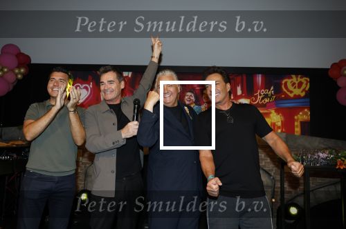 Amsterdam 1 juni 2025
Rene Froger krijgt na de laatste toppers in concert een koninklijke onderscheiding in de Johan Cruyff arena . De hele familike van Rene en Natasja is aanwezig . Natacha Danny Froger ( met vrouw) Didier Froger(met vriendin) en Maxim Froger (met vriendin) Ook Gerard Joling Jeroen v d Boom en Jan Smit waren natuurlijk aanwezig.
