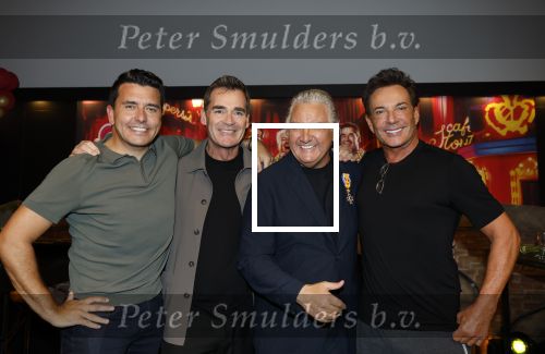 Amsterdam 1 juni 2025
Rene Froger krijgt na de laatste toppers in concert een koninklijke onderscheiding in de Johan Cruyff arena . De hele familike van Rene en Natasja is aanwezig . Natacha Danny Froger ( met vrouw) Didier Froger(met vriendin) en Maxim Froger (met vriendin) Ook Gerard Joling Jeroen v d Boom en Jan Smit waren natuurlijk aanwezig.