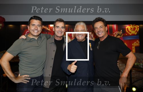 Amsterdam 1 juni 2025
Rene Froger krijgt na de laatste toppers in concert een koninklijke onderscheiding in de Johan Cruyff arena . De hele familike van Rene en Natasja is aanwezig . Natacha Danny Froger ( met vrouw) Didier Froger(met vriendin) en Maxim Froger (met vriendin) Ook Gerard Joling Jeroen v d Boom en Jan Smit waren natuurlijk aanwezig.